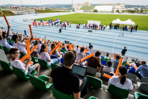 Brnem prošel průvod s bubeníky. Emil Open 2020 odstartovaly